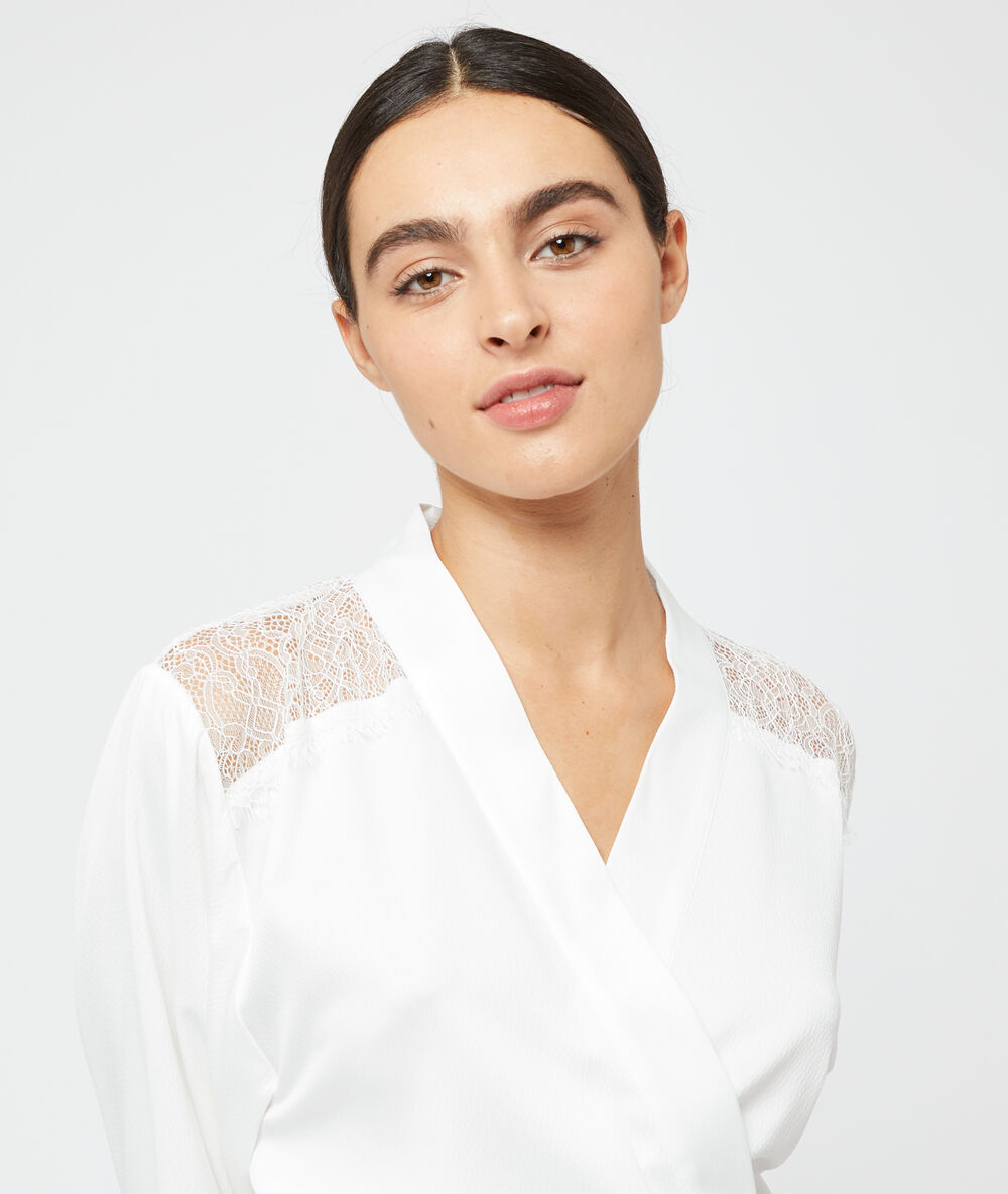 Seidig schimmernder kimono ekrü.