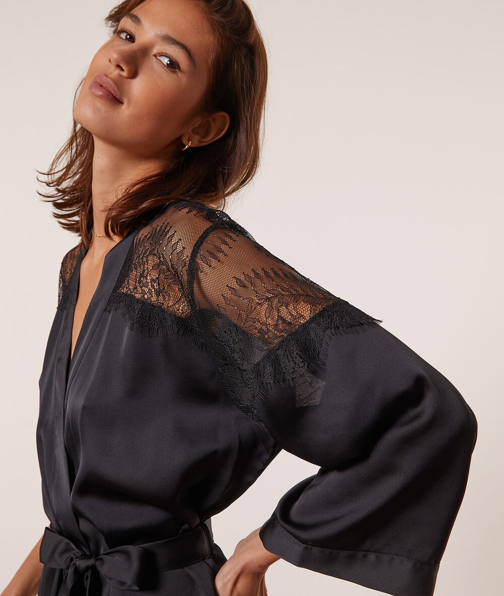 Seidig schimmerndes kimono mit details aus spitze schwarz.