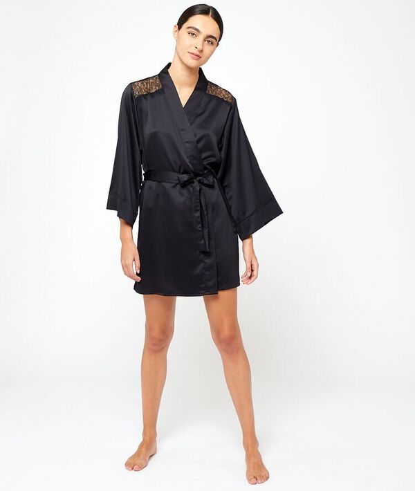 Kimono mit Schultern aus seidig schimmerndem Material und einem Rücken aus Spitze Kimono mit Schultern aus seidig schimmerndem Material und einem Rücken aus Spitze;${refinementColor}