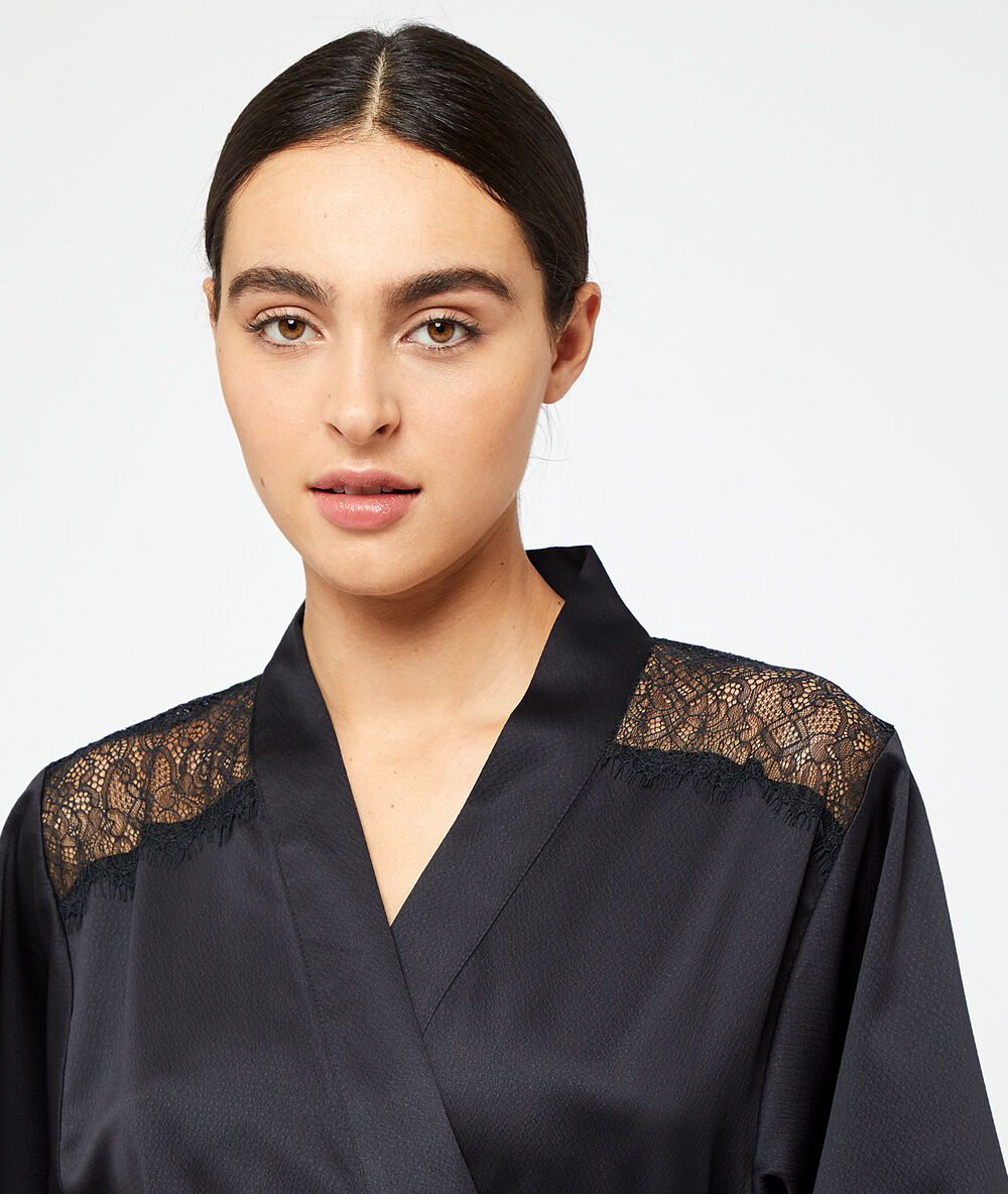 Kimono mit schultern aus seidig schimmerndem material und einem rücken aus spitze schwarz.