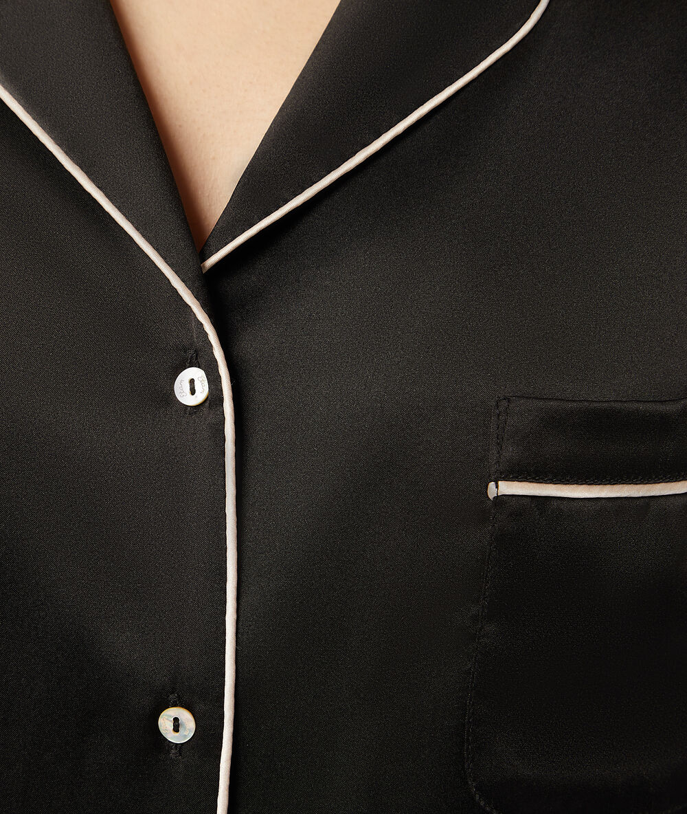 Pyjamaoberteil aus seide schwarz.