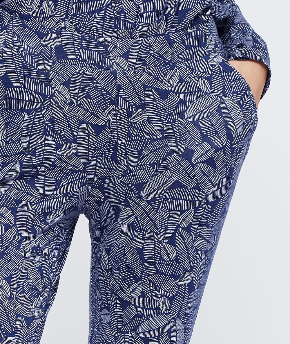 Hose mit print marineblau.