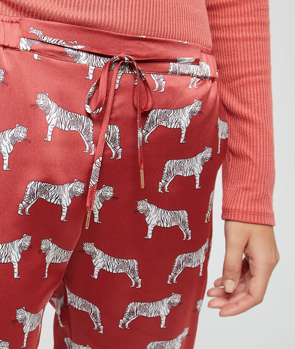 Hose mit panther-print rosa.