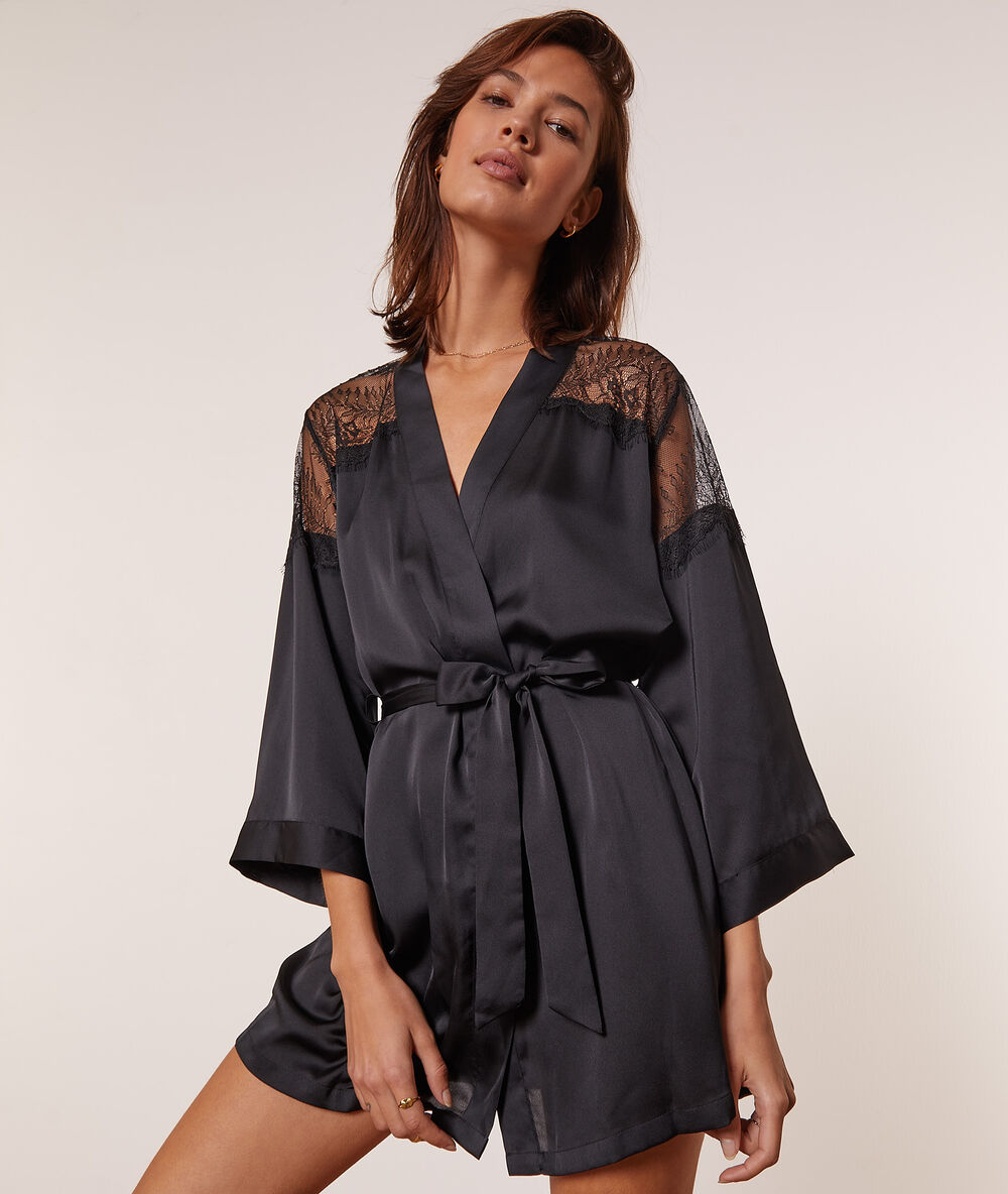Seidig schimmerndes kimono mit details aus spitze schwarz.