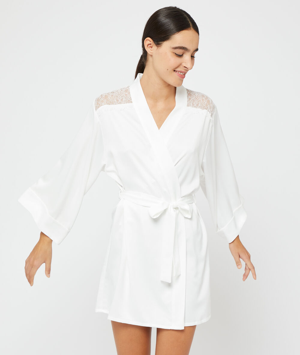 Seidig schimmernder kimono ekrü.