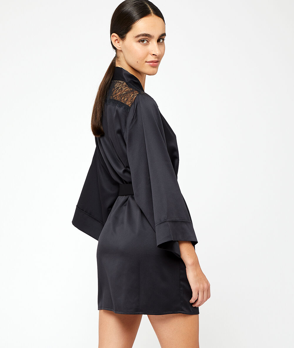 Kimono mit schultern aus seidig schimmerndem material und einem rücken aus spitze schwarz.