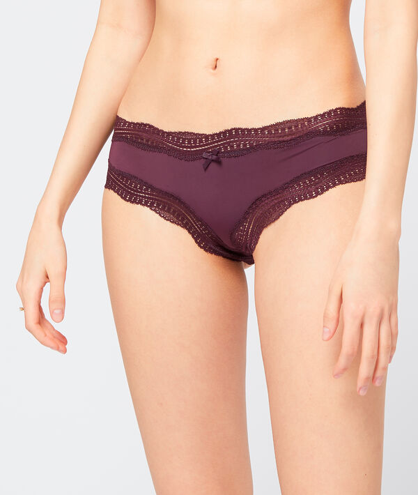 Shorty mit Spitzensäumen Shorty mit Spitzensäumen