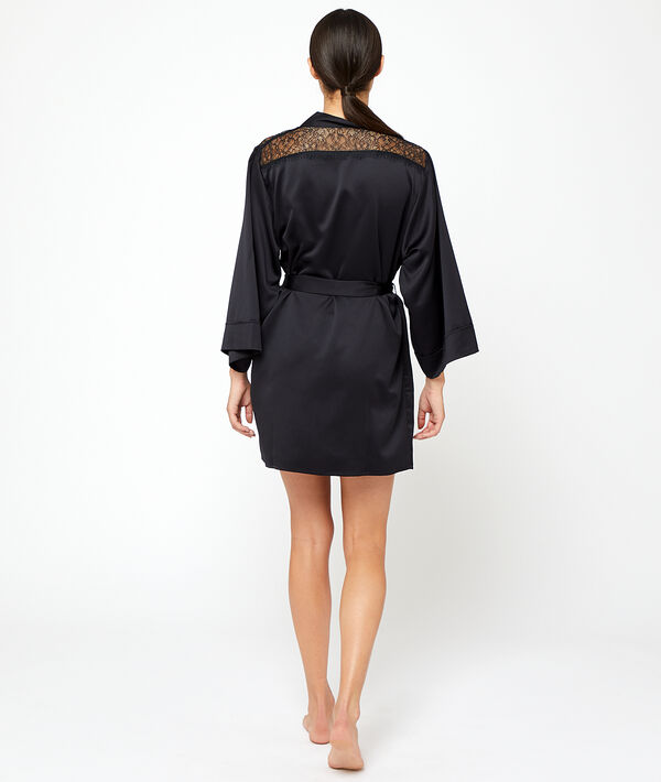 Kimono mit Schultern aus seidig schimmerndem Material und einem Rücken aus Spitze Kimono mit Schultern aus seidig schimmerndem Material und einem Rücken aus Spitze;${refinementColor}