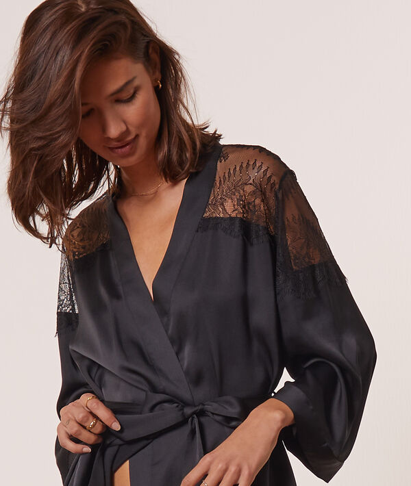 Seidig schimmerndes Kimono mit Details aus Spitze Seidig schimmerndes Kimono mit Details aus Spitze;${refinementColor}
