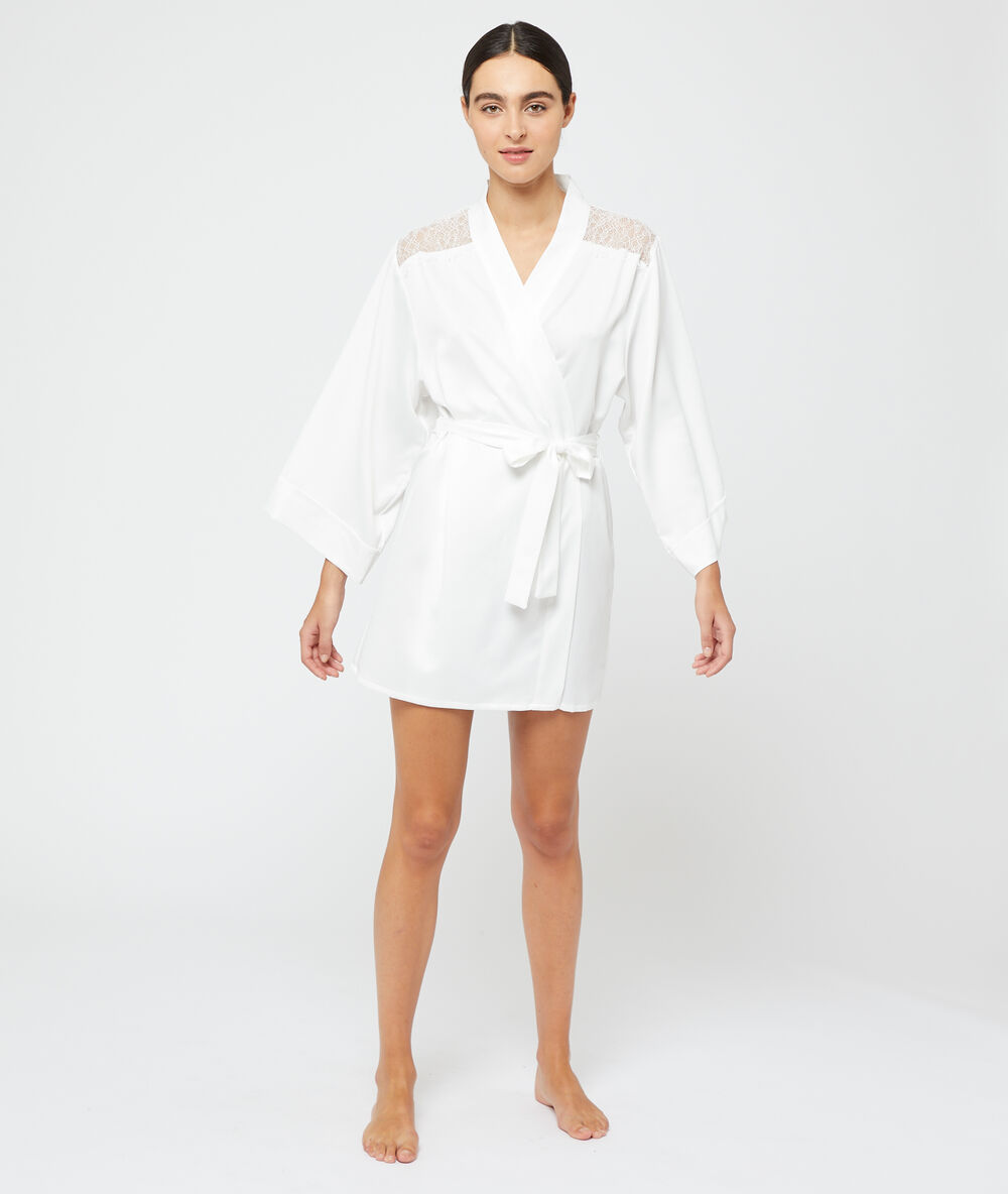 Seidig schimmernder kimono ekrü.