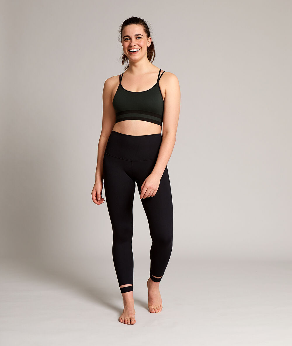 Kurze yoga-leggings, details an den knöcheln schwarz.
