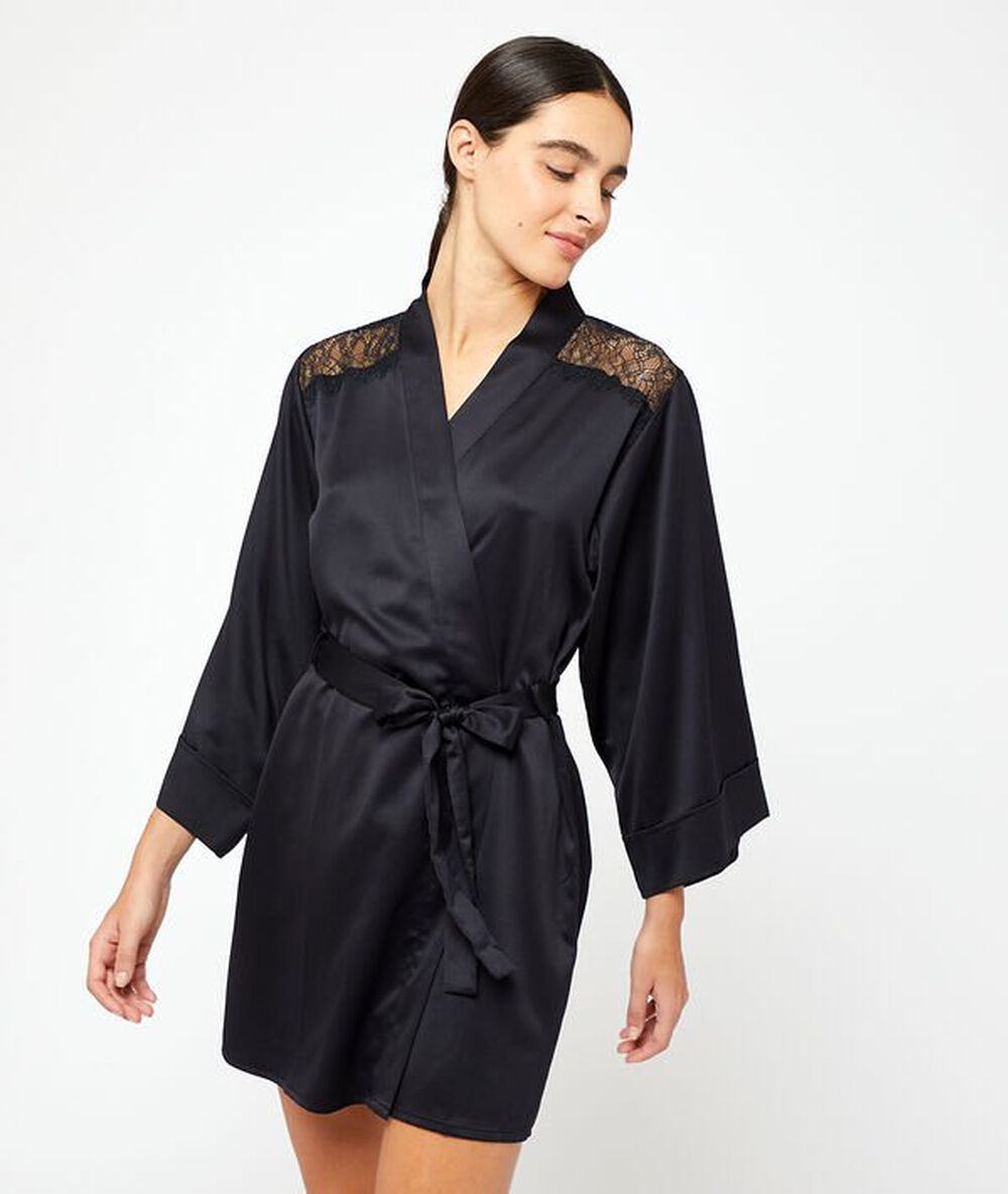 Kimono mit schultern aus seidig schimmerndem material und einem rücken aus spitze schwarz.