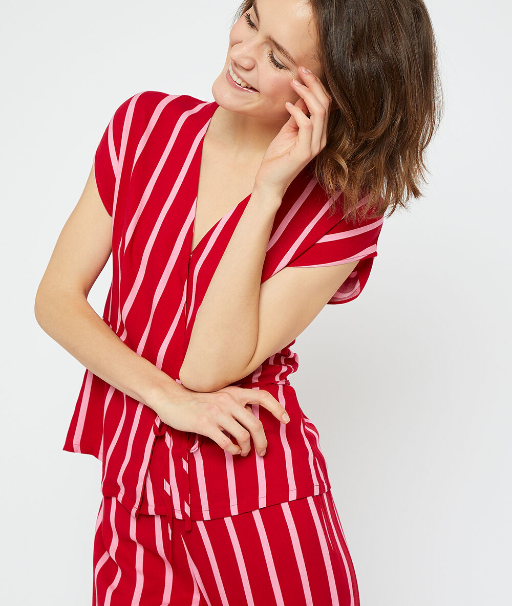 Pyjamaoberteil mit wickelverschluss rot/ weiß.