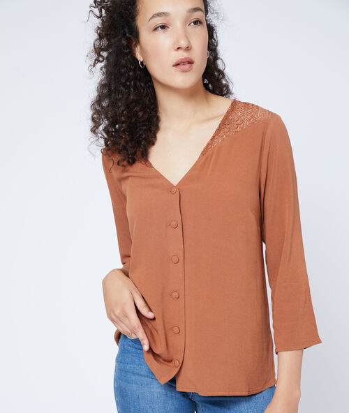 Blouse boutonn&eacute;e &agrave; guipure savane.