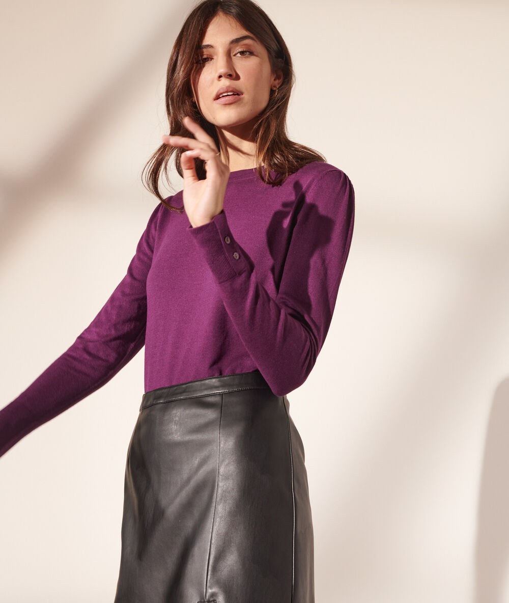 Pullover mit rundem ausschnitt aus feinem strick pflaume.