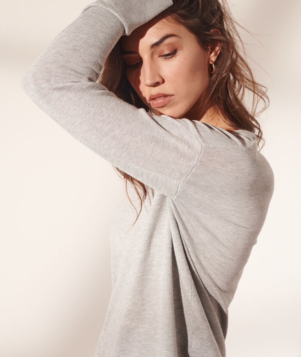 Pullover mit v-ausschnitt aus feinem strick hellgrau.