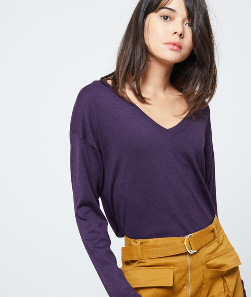 Pull col v en maille fine violet.