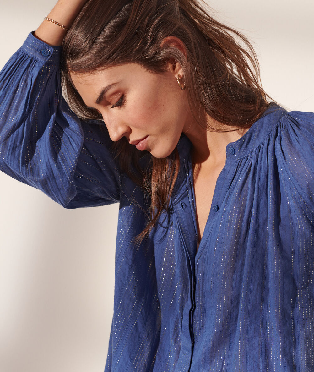 Bluse mit metallic-streifen blau.