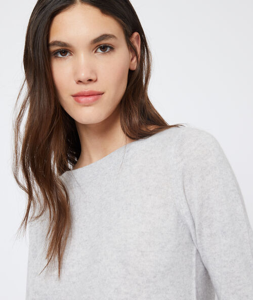 Kaschmirpullover mit u-boot-ausschnitt hellgrau.