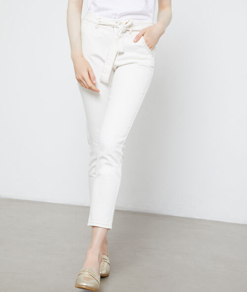 Schmale jeans mit g&uuml;rtel wei&szlig;.