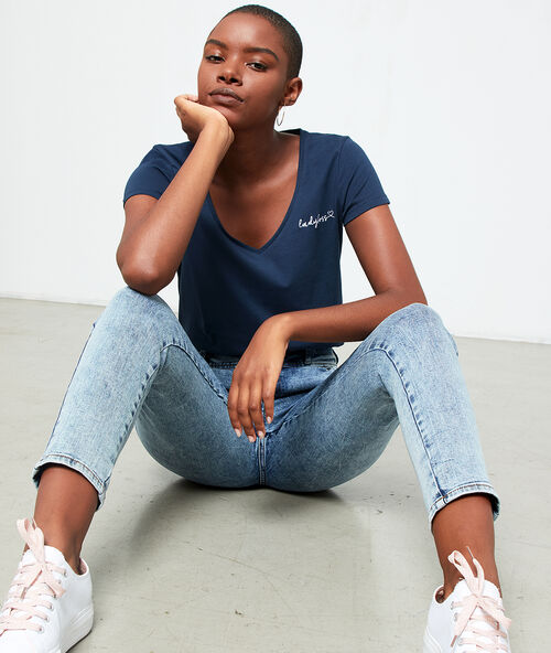 Besticktes t-shirt &bdquo;ladyboss&ldquo; marineblau.