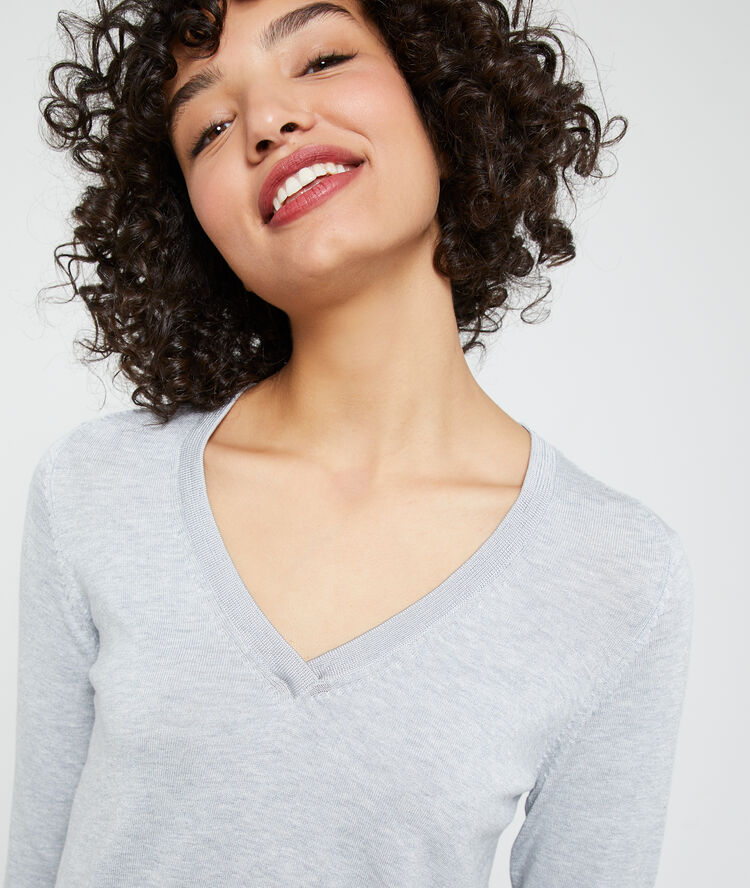 Pullover mit v-ausschnitt aus feinem strick hellgrau.