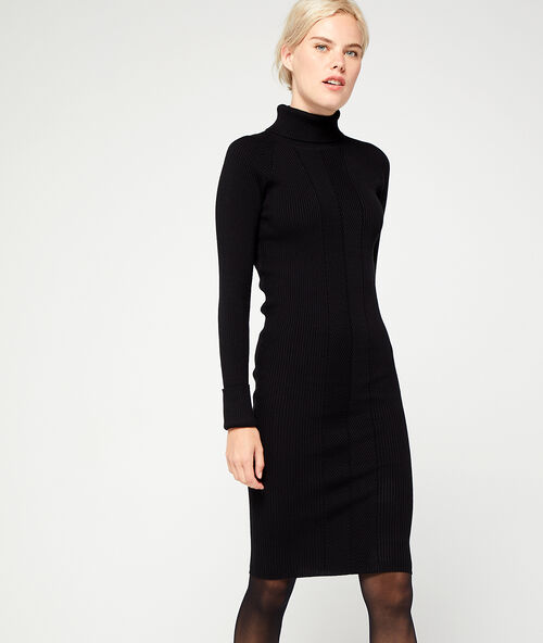 Robe pull col roul&eacute; noir.
