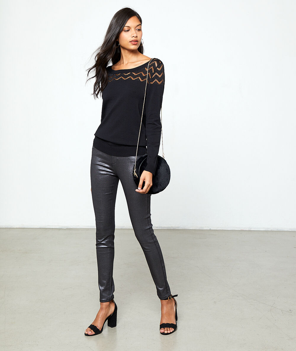 Pull maille fine, col rond noir.