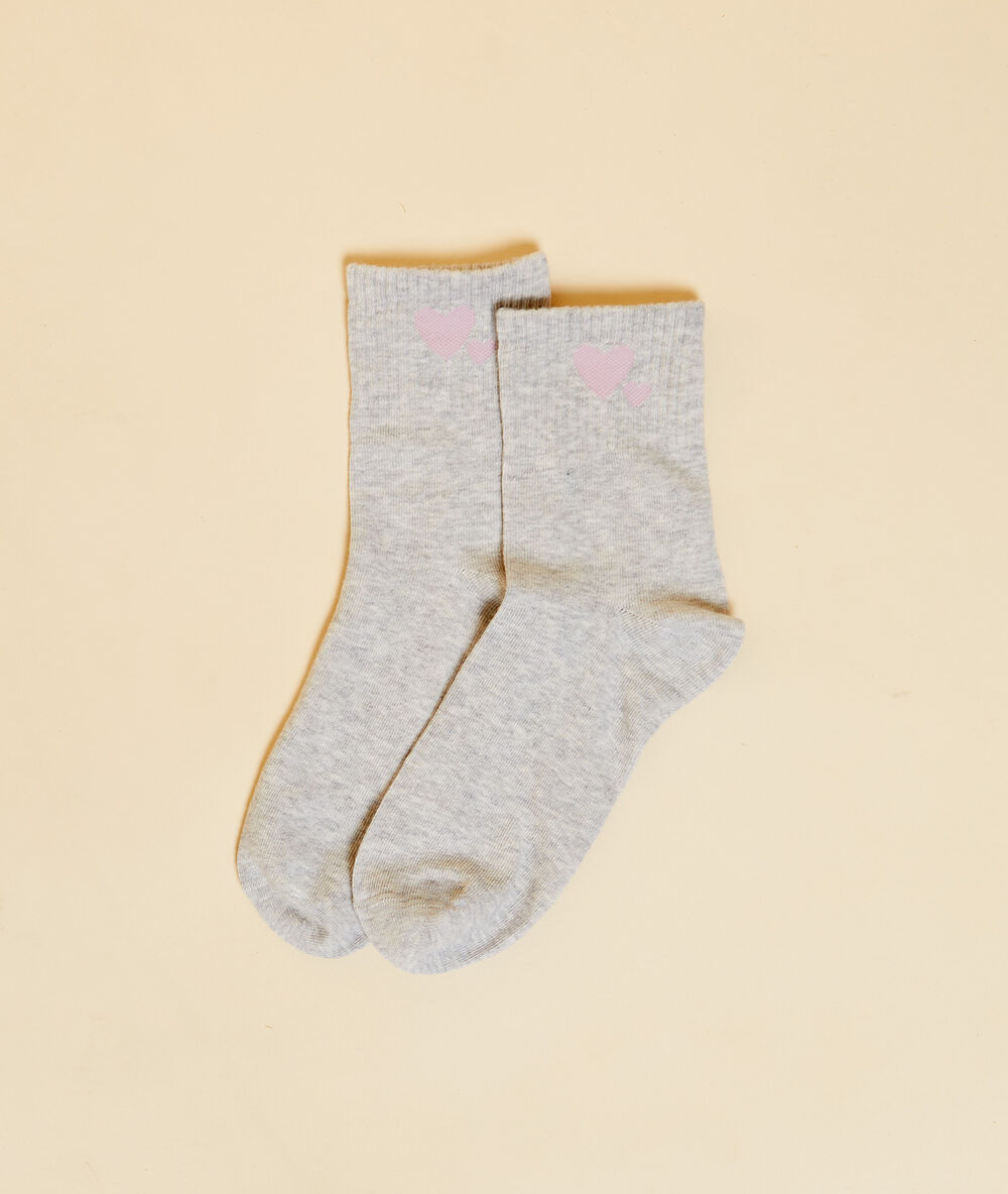 Socken mit herzen grau meliert.