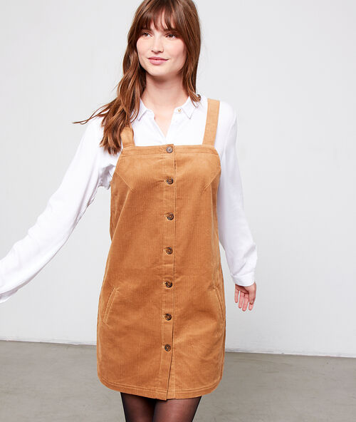 Latzkleid aus cordsamt camel.