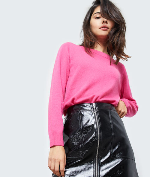 Pull col bateau en cachemire fuchsia.