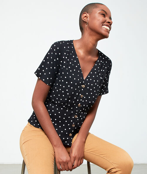 Blouse boutonn&eacute;e &agrave; pois noir.