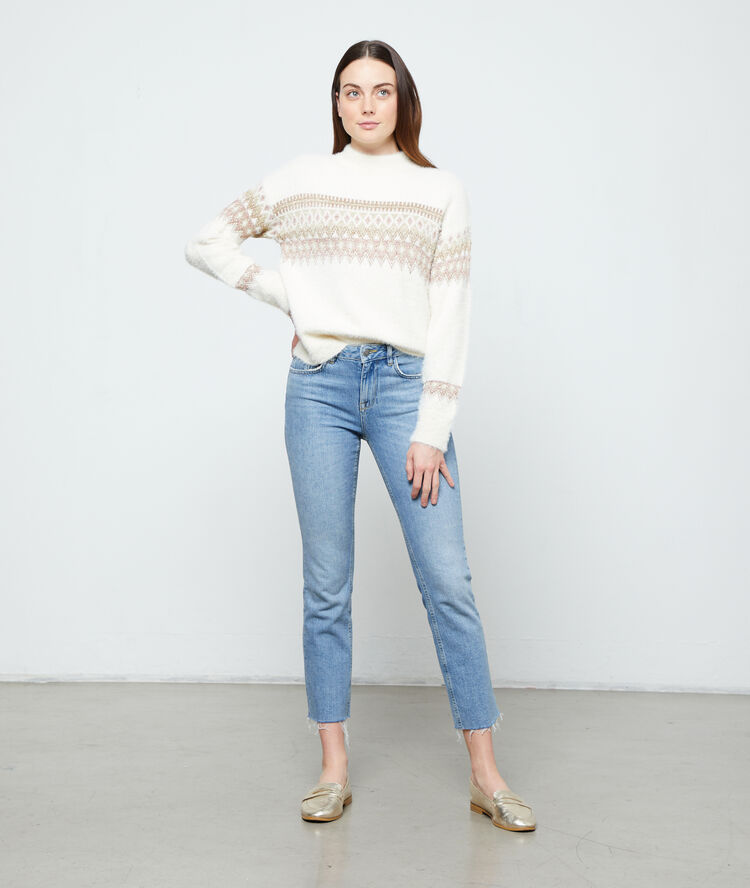 Pullover mit jacquard-muster aus flauschigem strick ekrü.