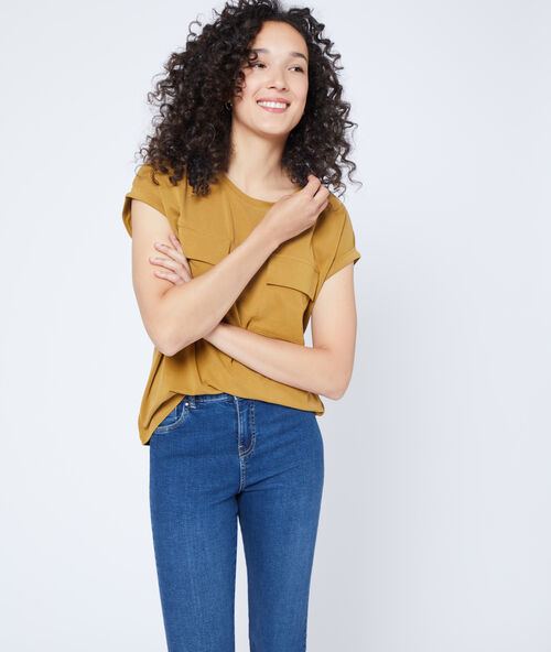 T-shirt &agrave; poches moutarde.