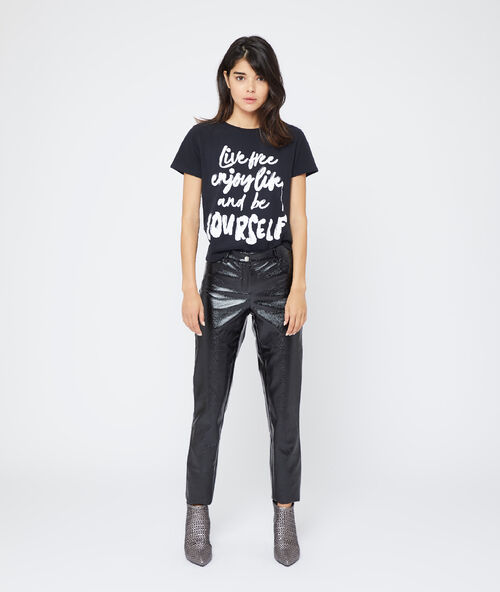 T-shirt aus baumwolle &bdquo;live free enjoy life and be yourself&ldquo; schwarz.