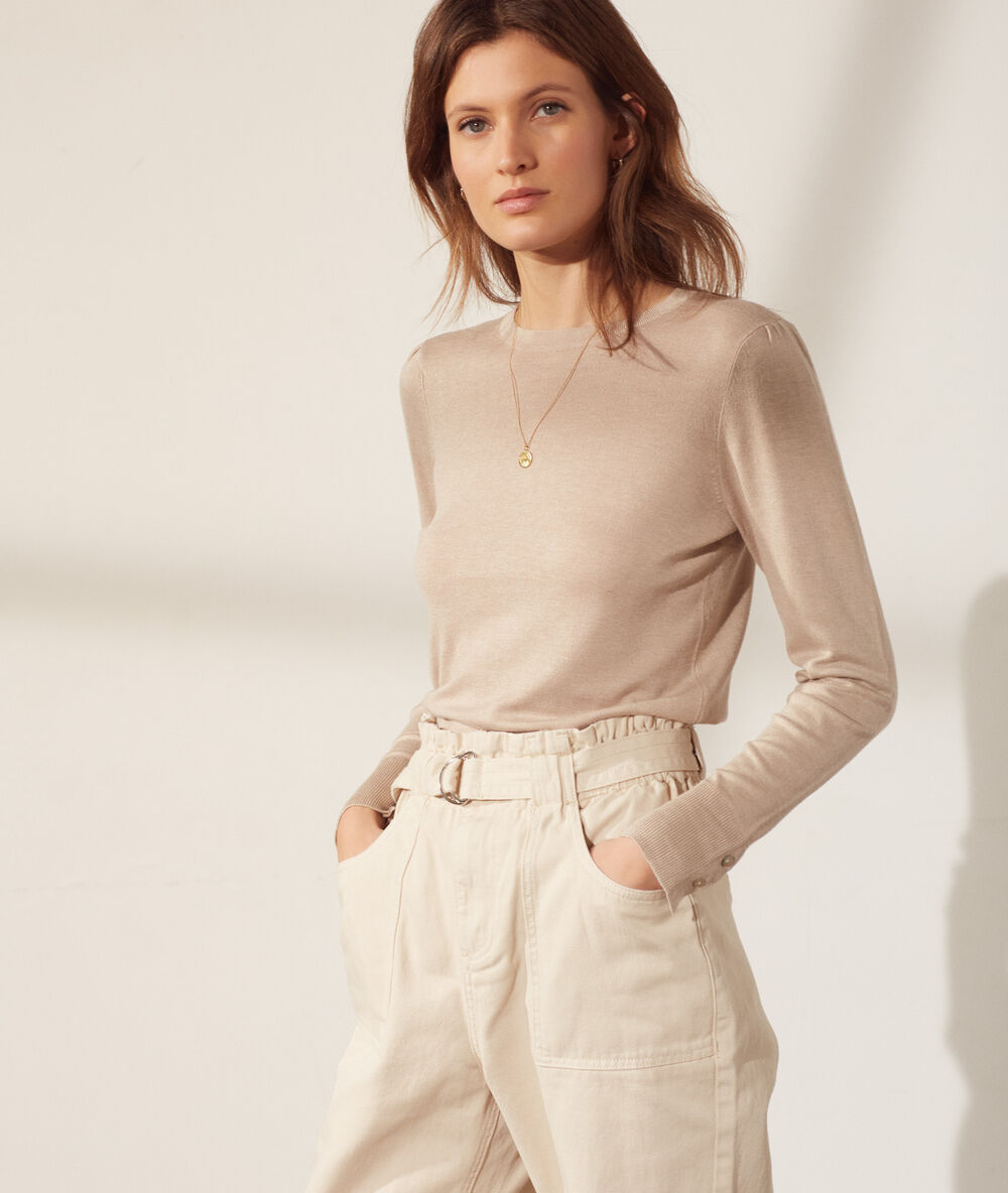 Pullover mit rundem ausschnitt aus feinem strick beige.