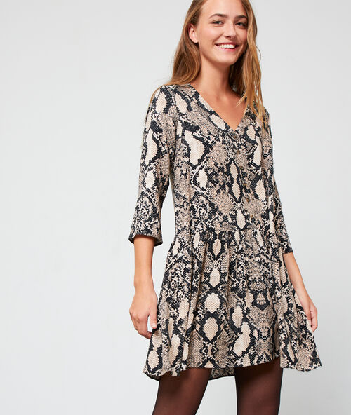 Robe &eacute;vas&eacute;e &agrave; imprim&eacute; serpent beige rose.