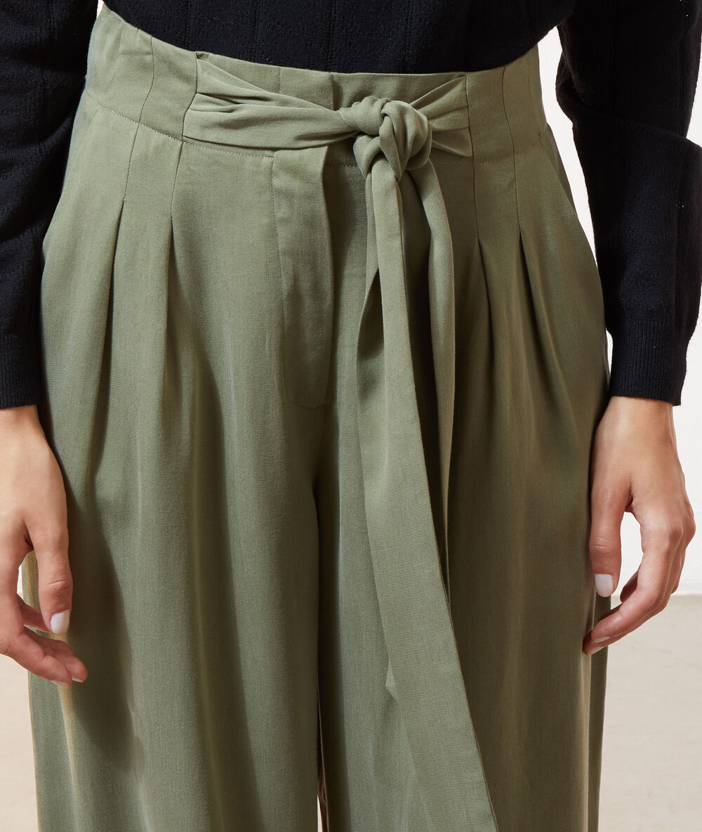 Weite hose mit gürtel khaki.
