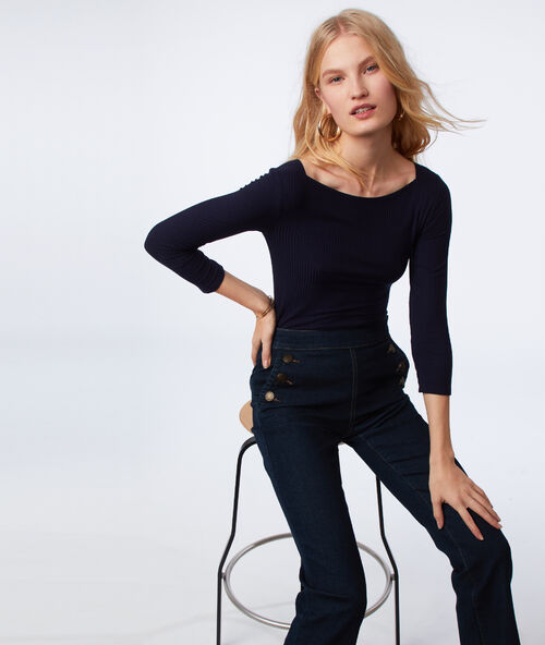 Geripptes t-shirt mit u-boot-ausschnitt marineblau.