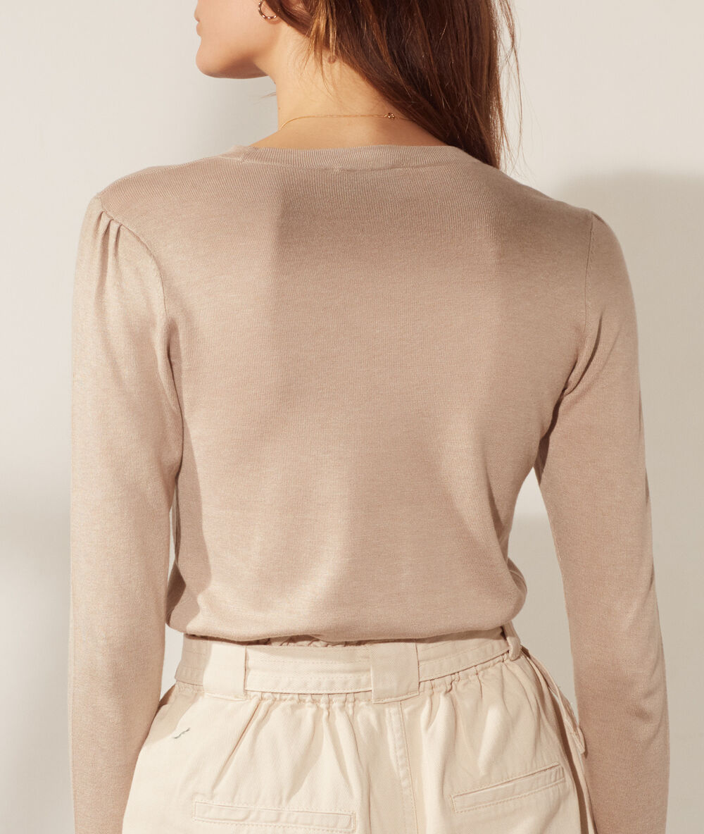 Pullover mit rundem ausschnitt aus feinem strick beige.
