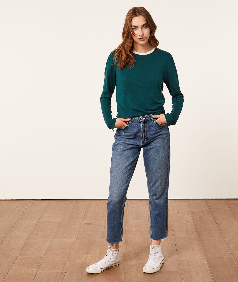 Pullover mit rundem ausschnitt aus feinem strick pfauengrün.
