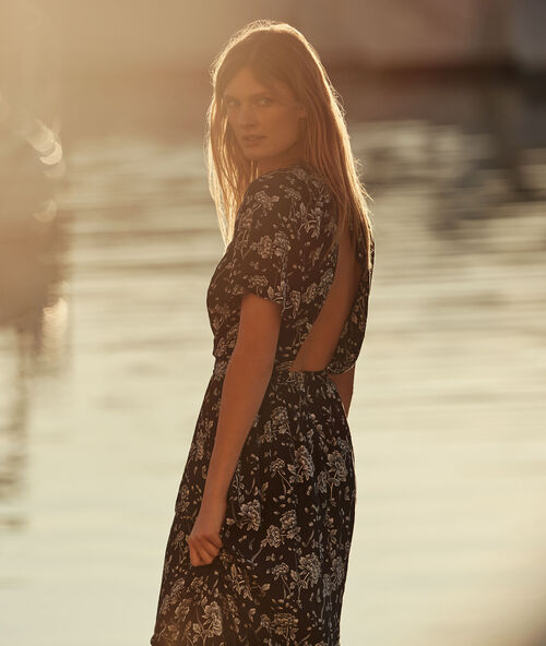 Robe longue dos ouvert à imprimé fleuri marine.