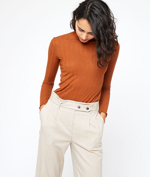 T-shirt c&ocirc;tel&eacute; &agrave; col roul&eacute; ocre.