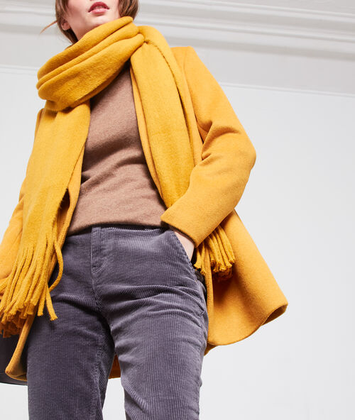 &Eacute;charpe unie &agrave; franges ocre.