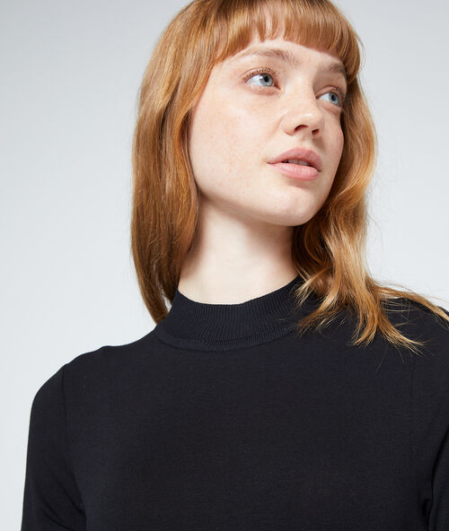 T-shirt mit rollkragen und kurzen &auml;rmeln schwarz.