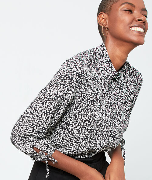 Hemdbluse mit floralem print und b&auml;ndchen schwarz.