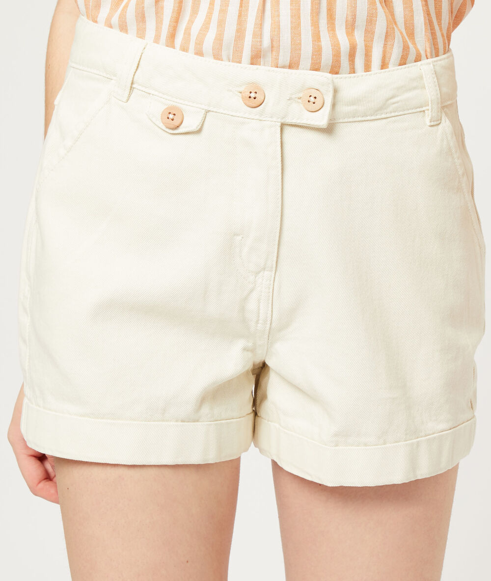 Shorts mit abnähern ekrü.