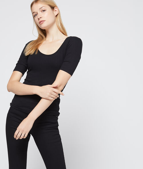 Geripptes t-shirt mit tief ausgeschnittenem r&uuml;cken schwarz.