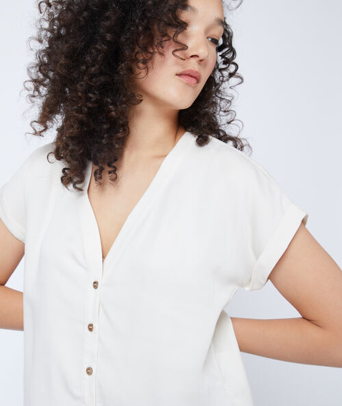 Blouse boutonn&eacute;e en tencel&reg; creme.