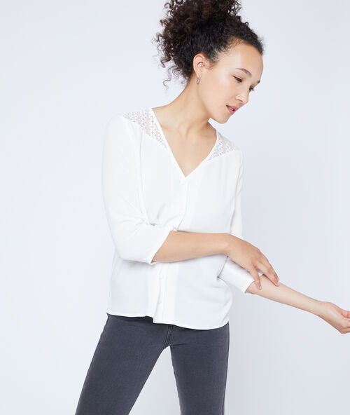 Blouse boutonn&eacute;e &agrave; guipure ecru.